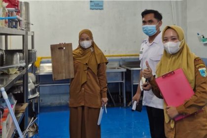 "Petugas Dinas Kesehatan Kabupaten Pandeglang saat melakukan inspeksi kesehatan lingkungan (IKL) di dapur SPPG MBG."