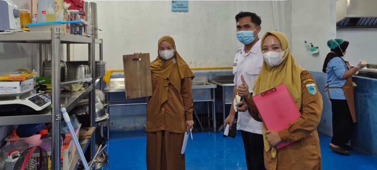 "Petugas Dinas Kesehatan Kabupaten Pandeglang saat melakukan inspeksi kesehatan lingkungan (IKL) di dapur SPPG MBG."
